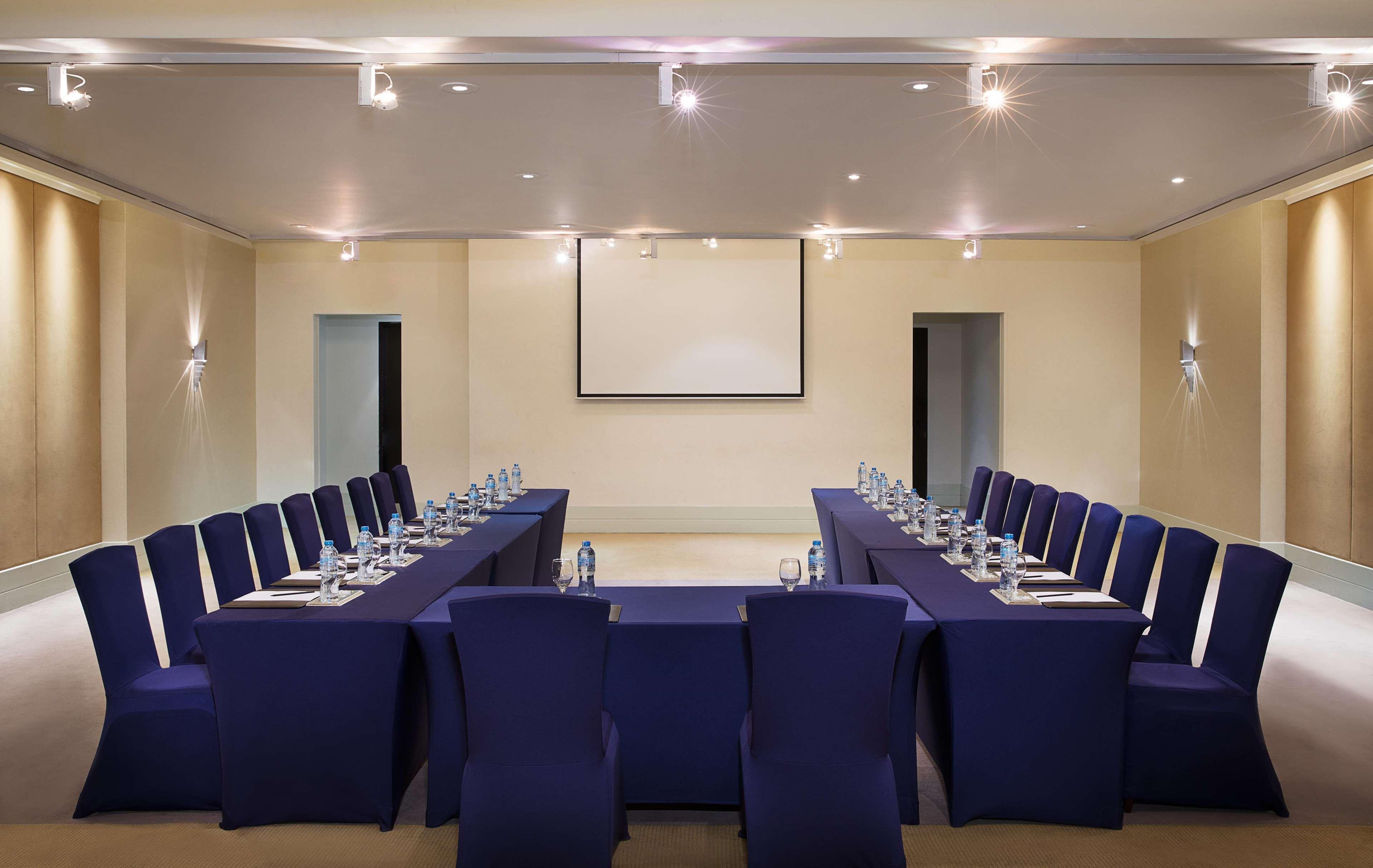 Hilton Cairo Heliopolis Hotel מראה חיצוני תמונה A meeting room at the hotel