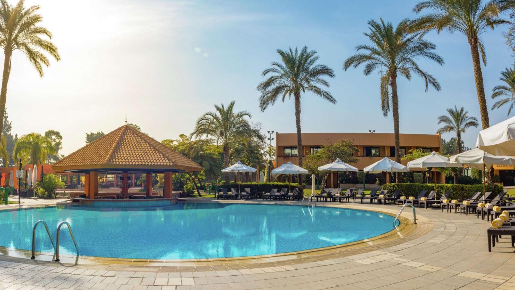 Hilton Cairo Heliopolis Hotel מראה חיצוני תמונה The pool at the hotel