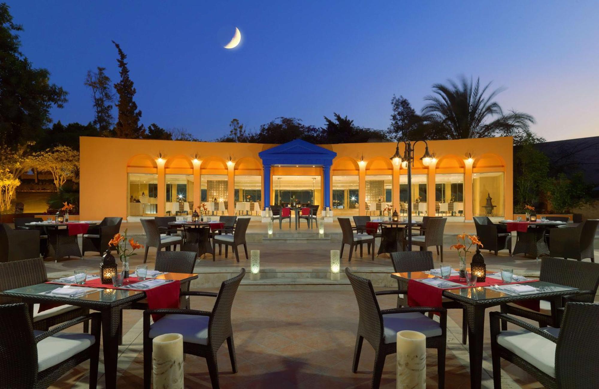 Hilton Cairo Heliopolis Hotel מראה חיצוני תמונה The restaurant at the hotel