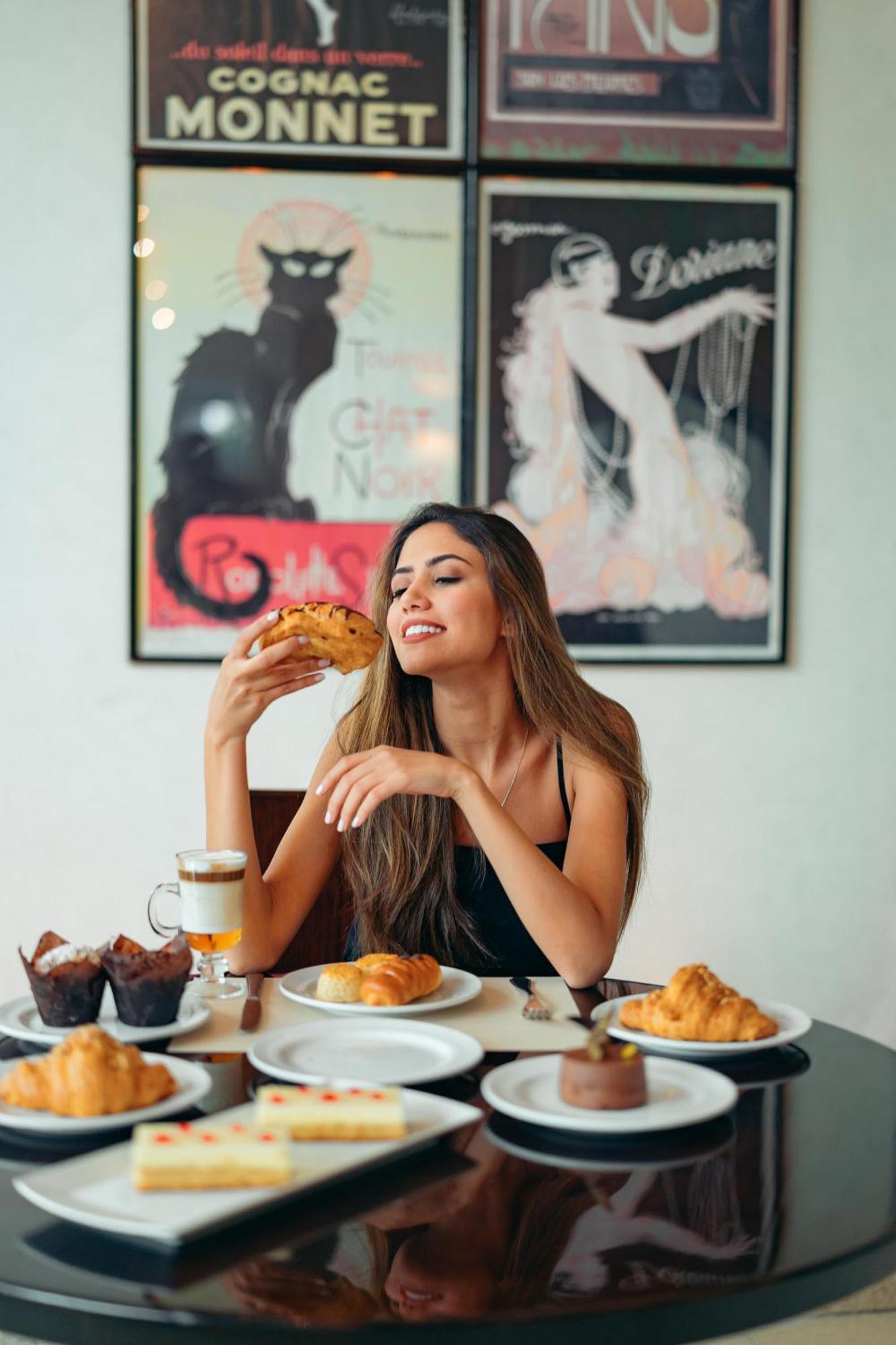 Hilton Cairo Heliopolis Hotel מראה חיצוני תמונה A woman eating a pastry