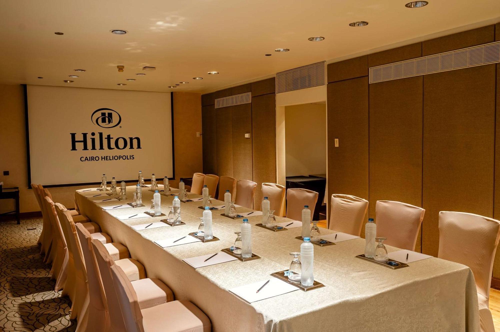Hilton Cairo Heliopolis Hotel מראה חיצוני תמונה A boardroom at Hilton Cairo