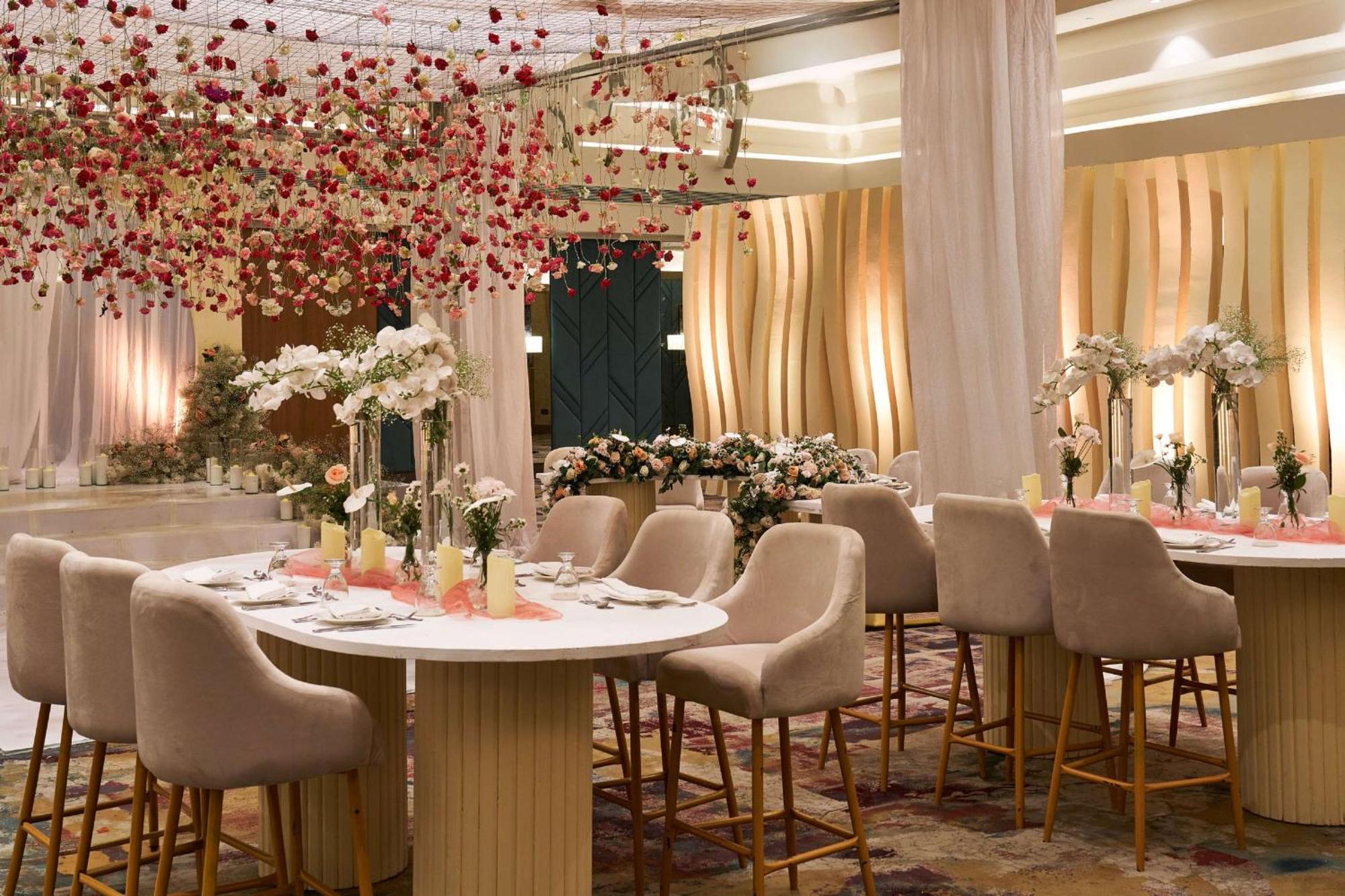 Hilton Cairo Heliopolis Hotel מראה חיצוני תמונה The interior of the bar